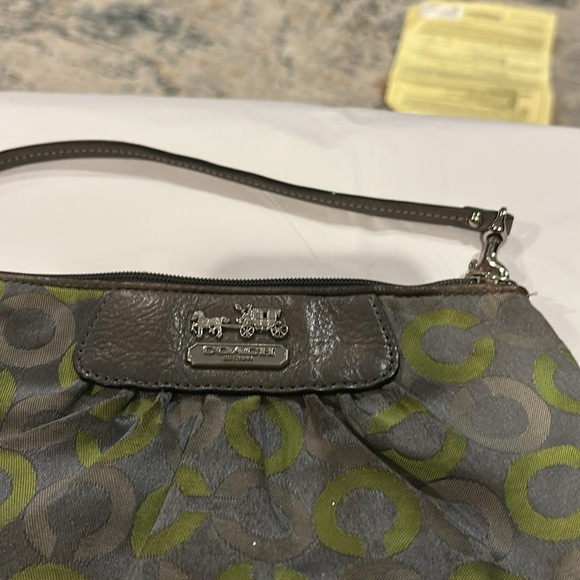 Coach satine green mini bag or wristlet 9” x 5” zipper closure in her pocket - Picture 2 of 10